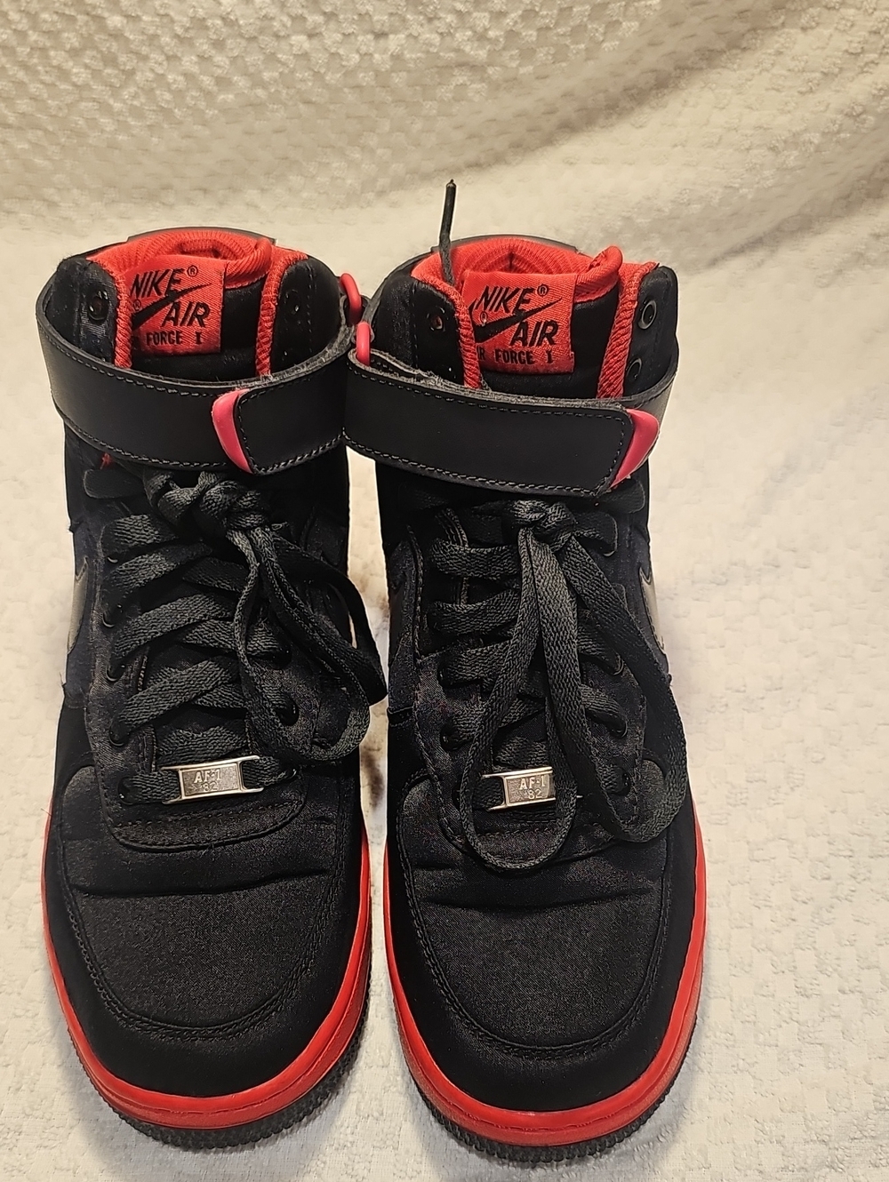 Nike Air Force 1 Kids High-Top Sneakers in Black/Red